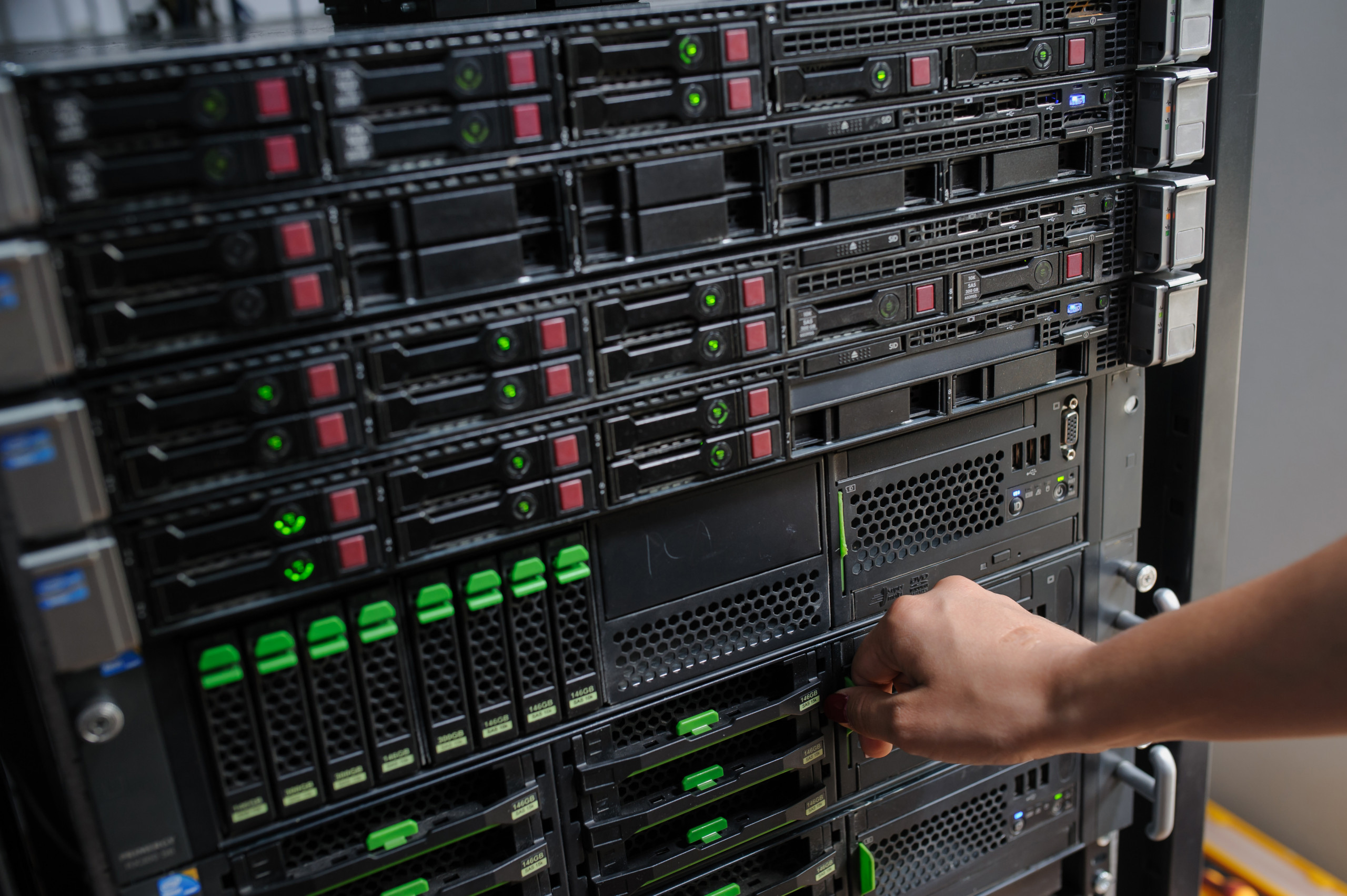 Vor-Ort Service für Hardware, Betreuung von PCs, Servern und Netzwerken Abbildung von Servern und Speicherlösungen